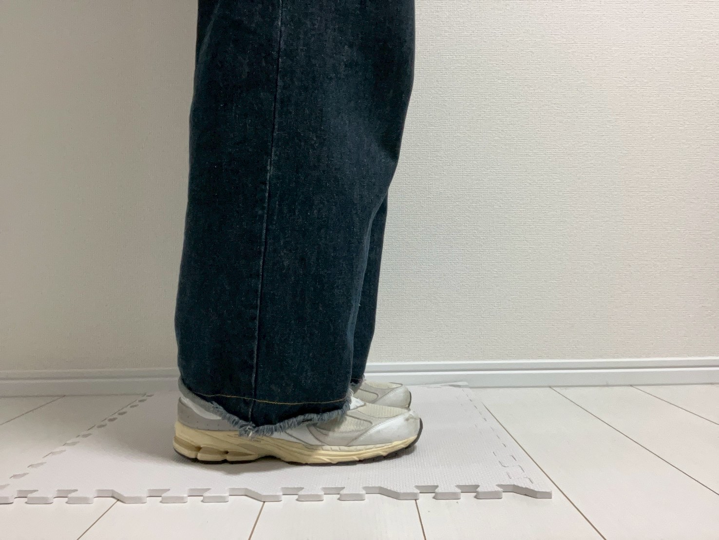 soerte ワイドストレートデニムパンツ スニーカー合わせ後ろ