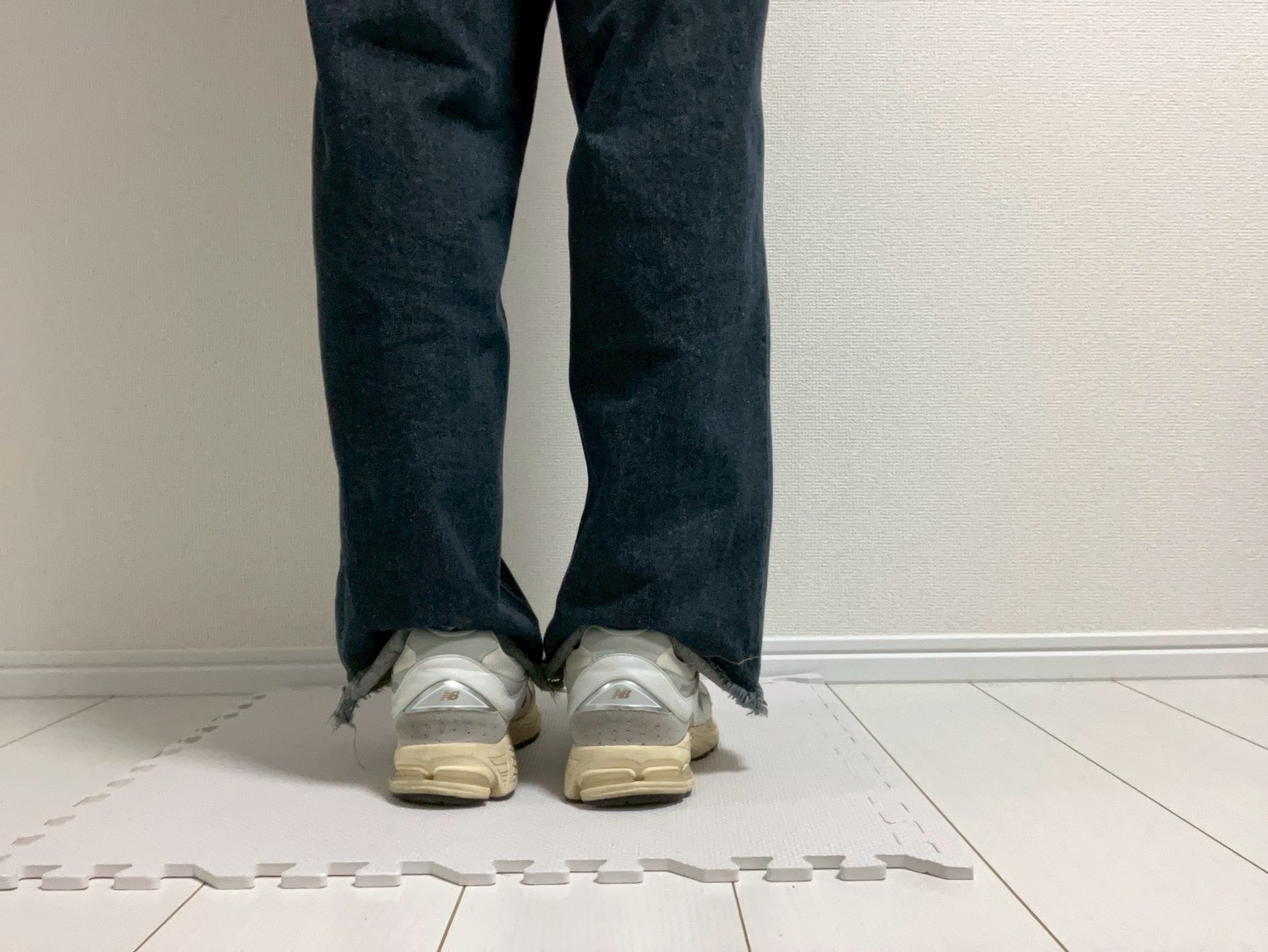 soerte ワイドストレートデニムパンツ 横からのシルエット