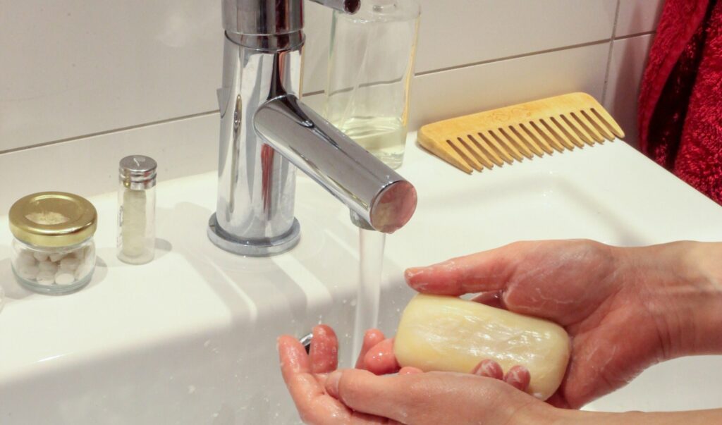 清潔感を出すために洗面台で手を洗っているポートレート