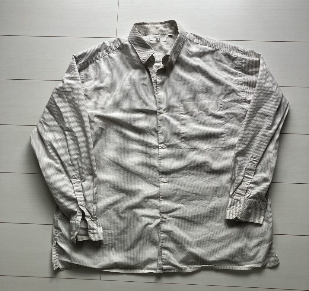 ユニクロCのシャツの平置き画像