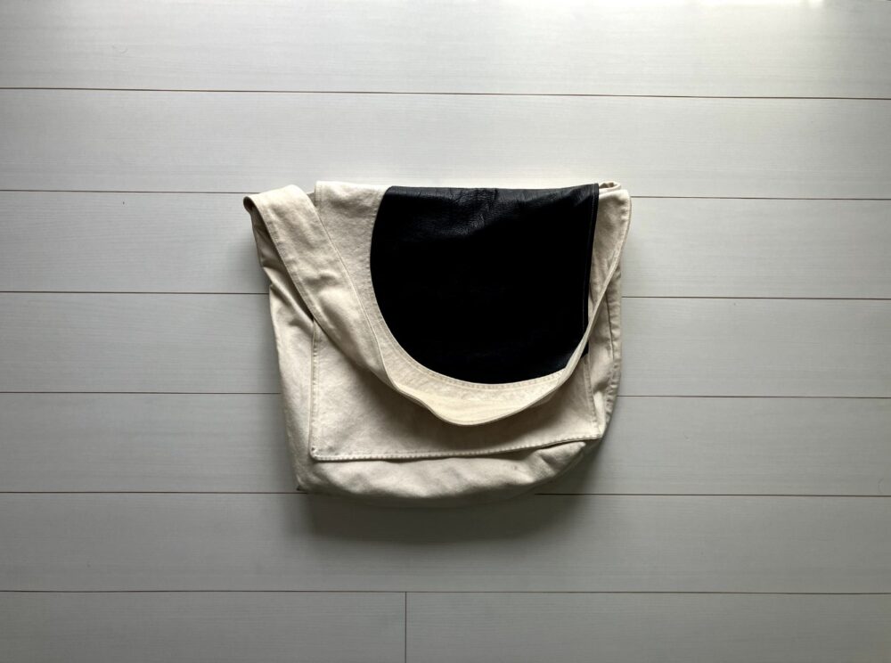 ADAPTART NEWSPAPER BAG ナチュラルホワイト×黒レザーパッチ