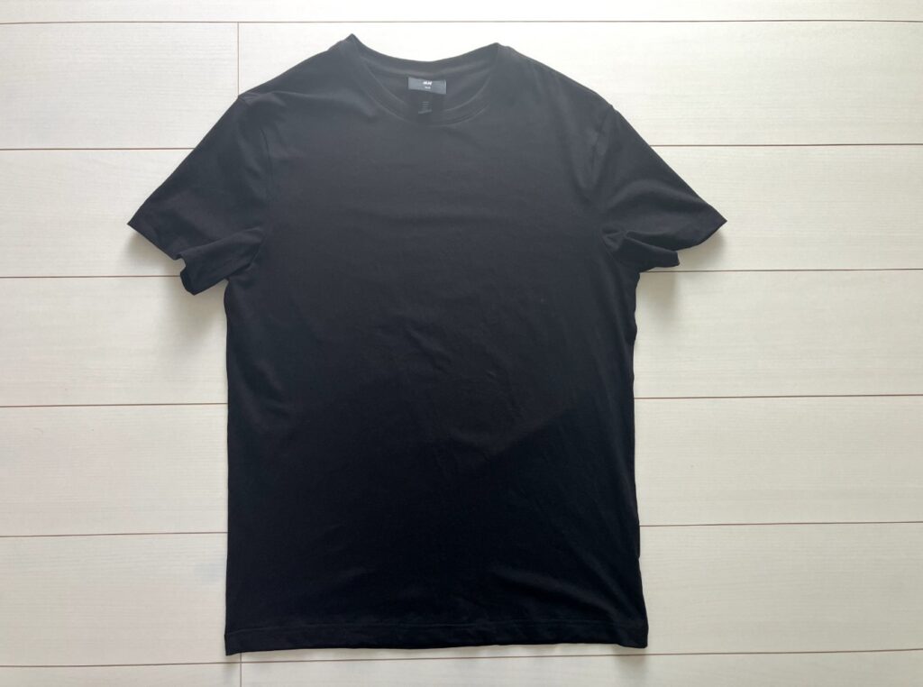 H&M半袖黒Tシャツ平置き
