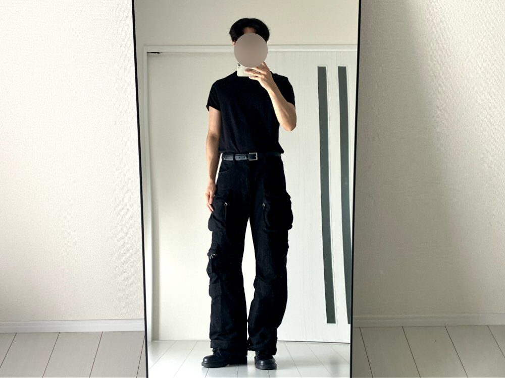 ZARA ユーティリティポケットジーンズ（黒）の全身黒モードコーデ