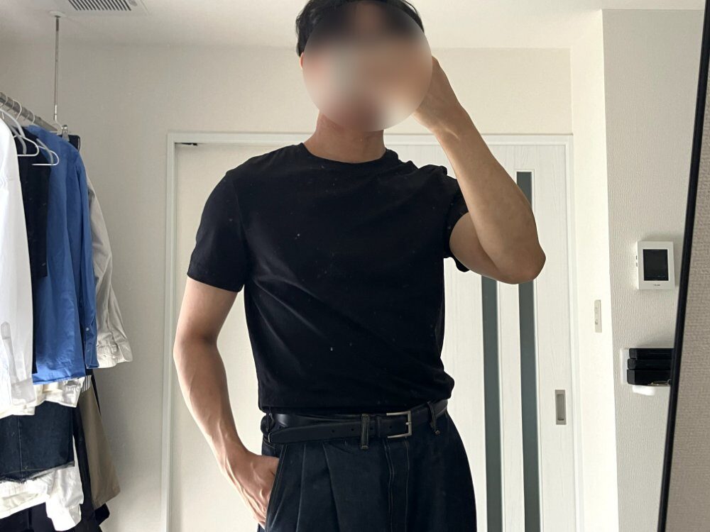 H&M半袖黒Tシャツ至近距離で確認