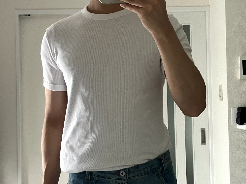 Mサイズの身幅フィット感のアップ写真