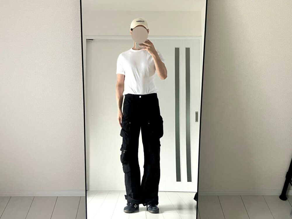 COSスリムフィットリブTとZARA黒パンツのモノトーンコーデ