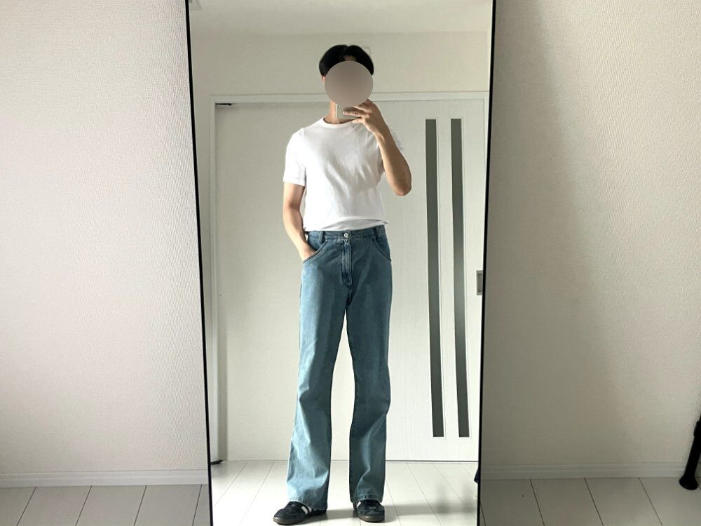 COSスリムフィットリブTとsoerteの細身デニムの組み合わせ