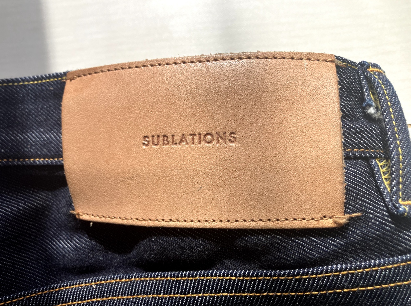 SUBLATIONS 背面の革パッチ