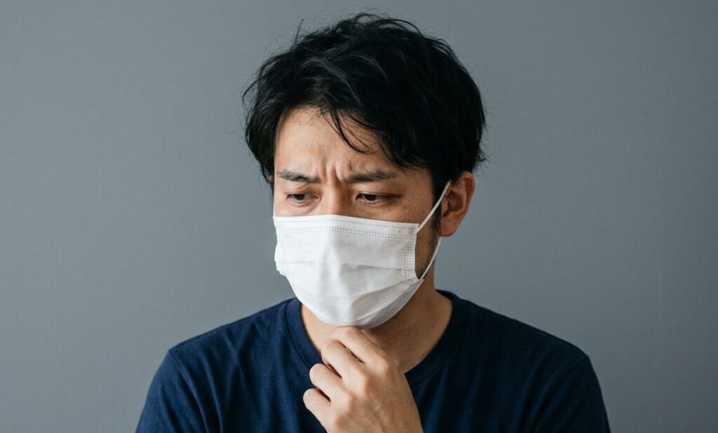 マスクをしている自信なさげな男性のポートレート