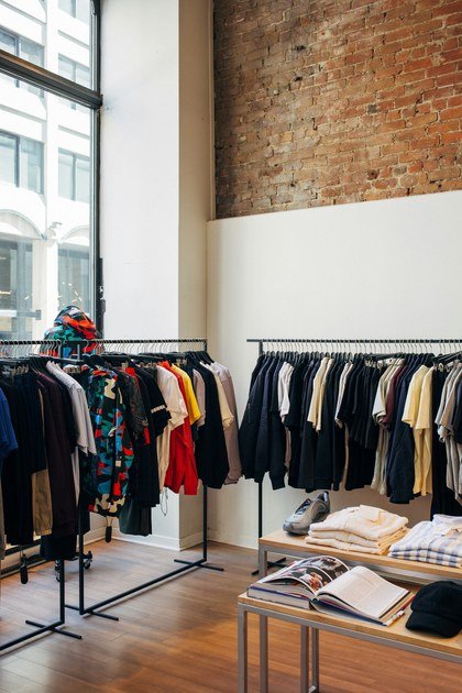 メンズの洋服がラックに並ぶアパレル店内