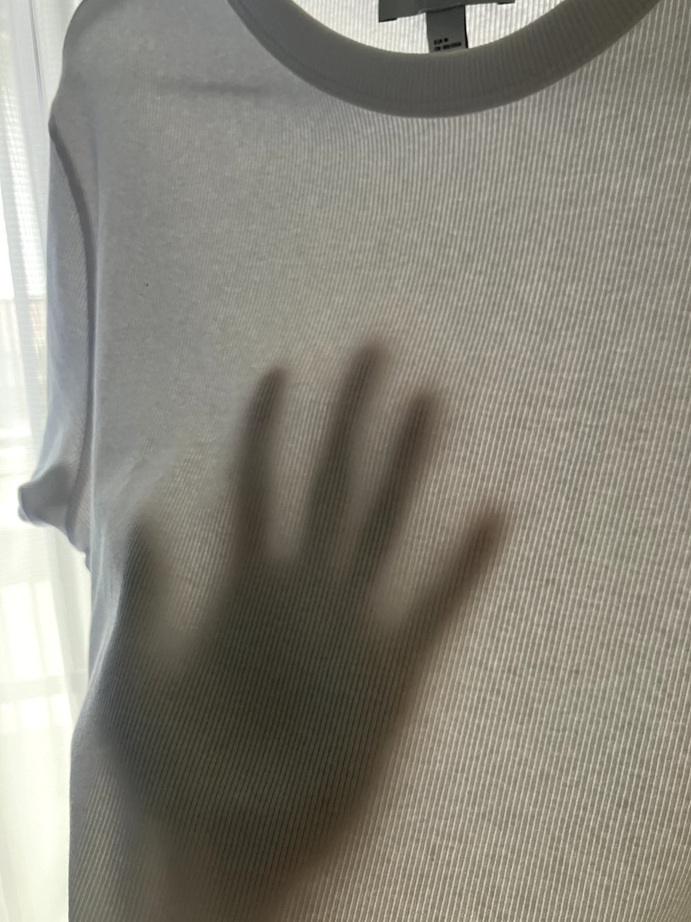 COSスリムフィットリブTの透け感を確認した写真