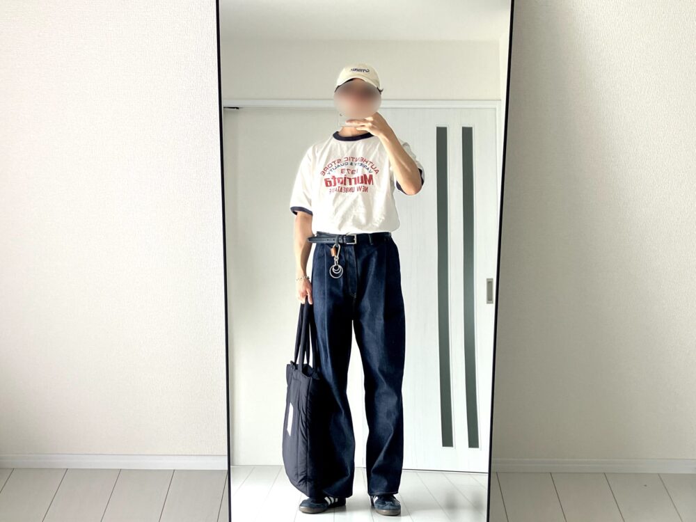 白ロゴTとSUBLATIONSデニムのコーデ