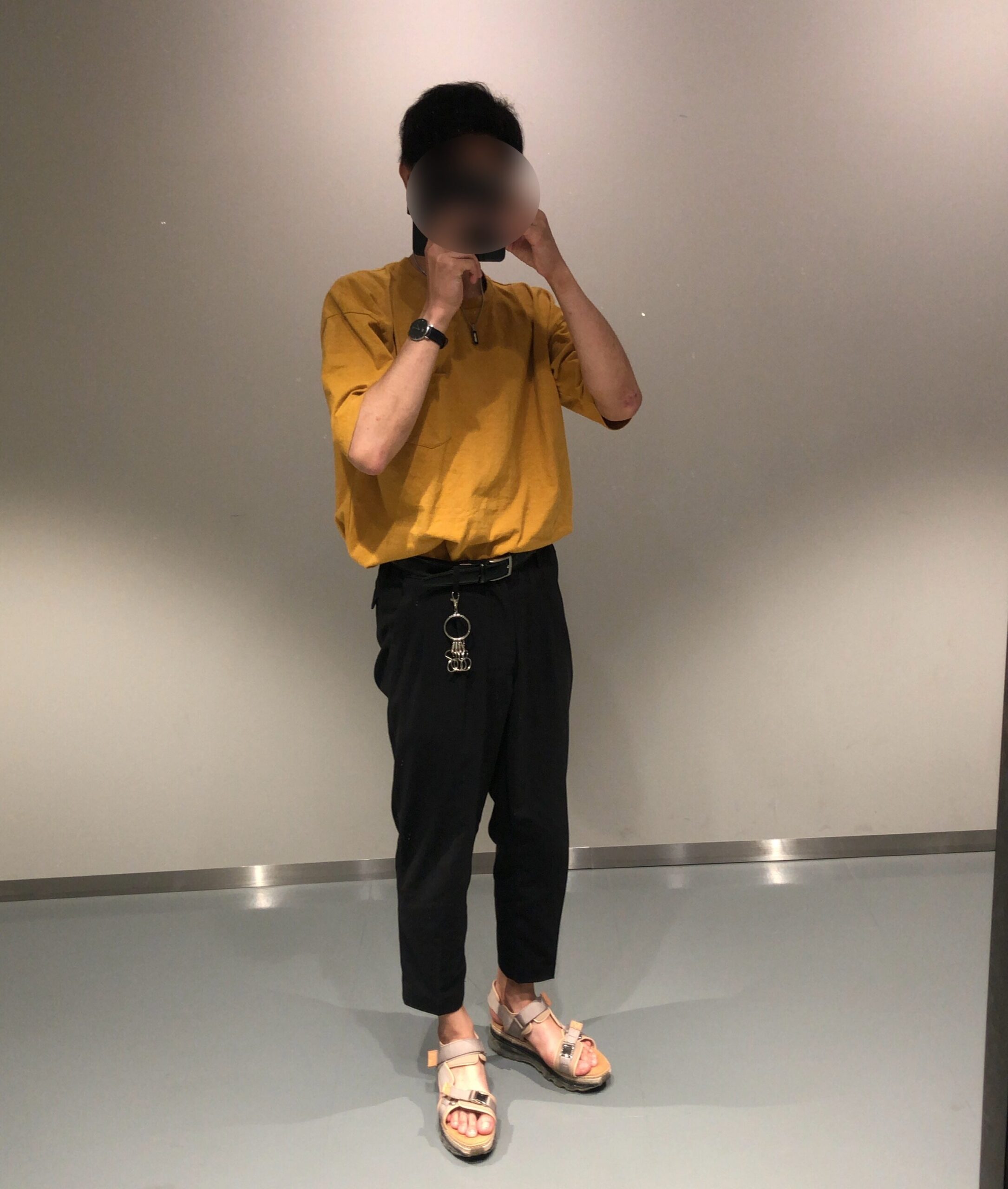 高身長メンズ 夏コーデ 失敗例 マスタードTシャツ×スラックス×ごついサンダル
