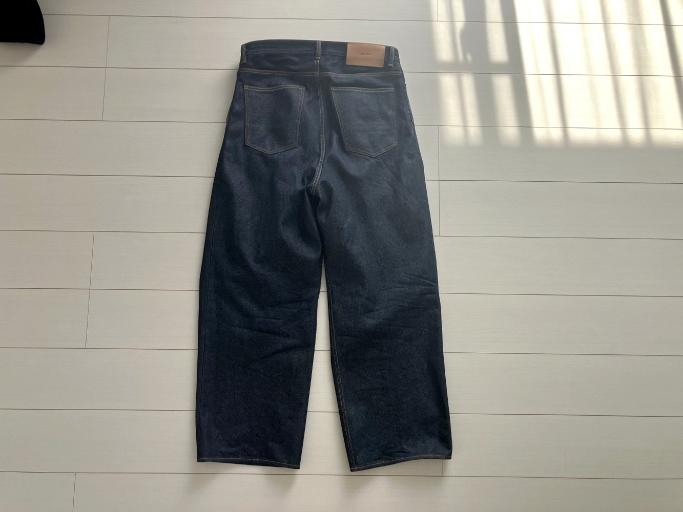 SUBLATIONS 2TUCK WIDE DENIM PANTS 平置き背面
