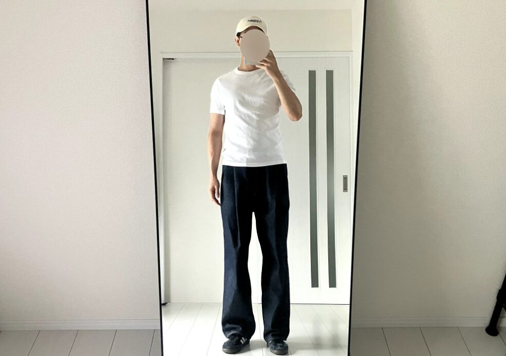 COSスリムフィットリブTとSUBLATIONSワイドデニムの正面コーデ