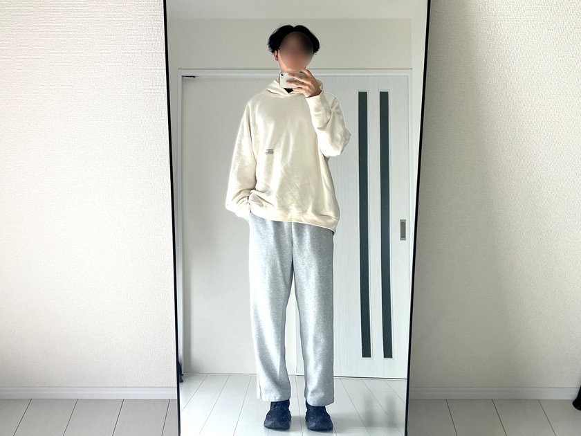 ユニクロ スウェットワイドパンツの私服コーデ｜オフホワイトパーカー合わせ