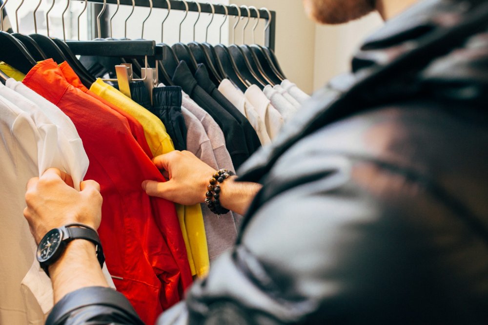 カラフルな服を選ぶ手元、コーデで迷うイメージ