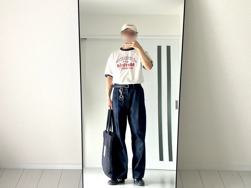 182cmがタックインしたコーデ｜白ロゴT×ワイドデニムで脚長に見せる
