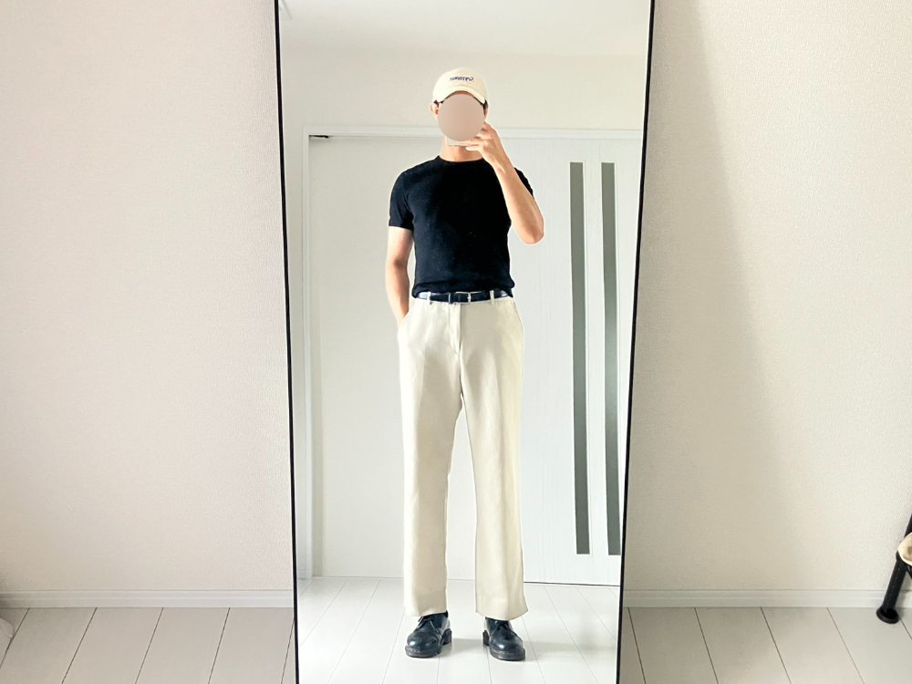白(アイボリー)のストレートスラックスを履いた182cmの全身コーディネート