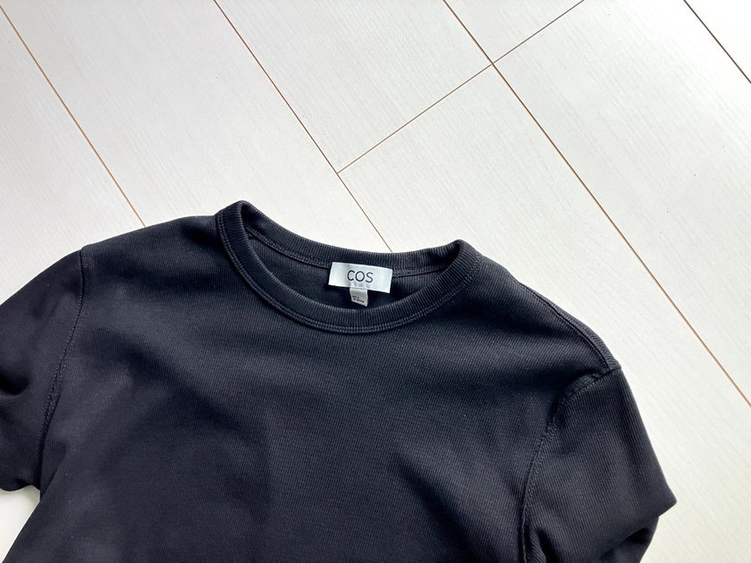 COSスリムフィットリブTシャツ黒の襟元と細かいリブ生地のアップ