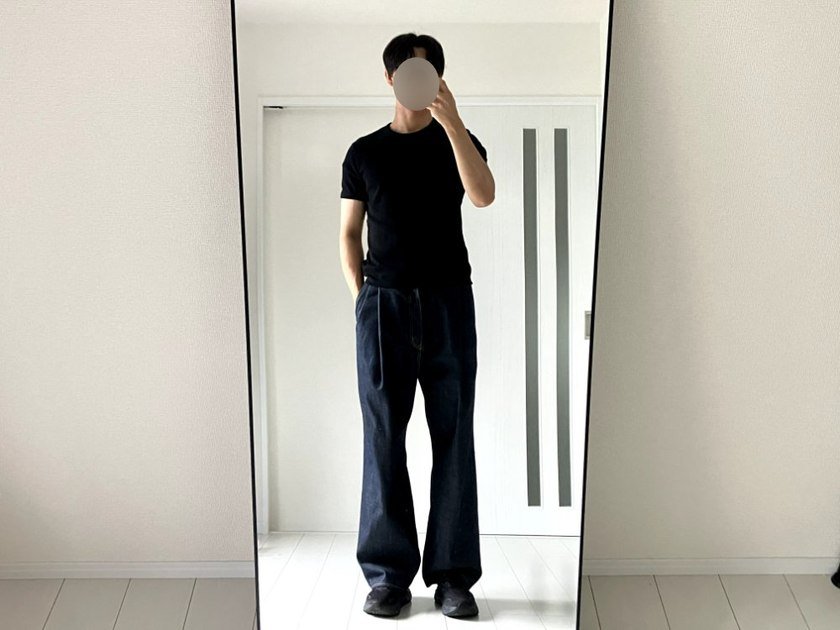 COSスリムフィットリブTシャツ黒×ワイドデニムの全身コーデ(182cm)