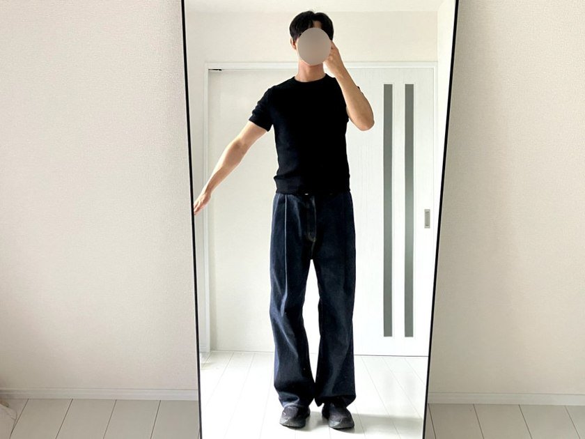 COSスリムフィットリブTシャツ黒を着た182cmの全身シルエット
