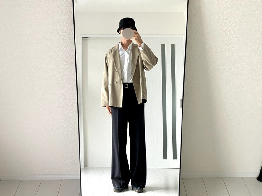 木曜:ベージュジャケット×白シャツ×VALAADOスラックスのきれいめコーデ
