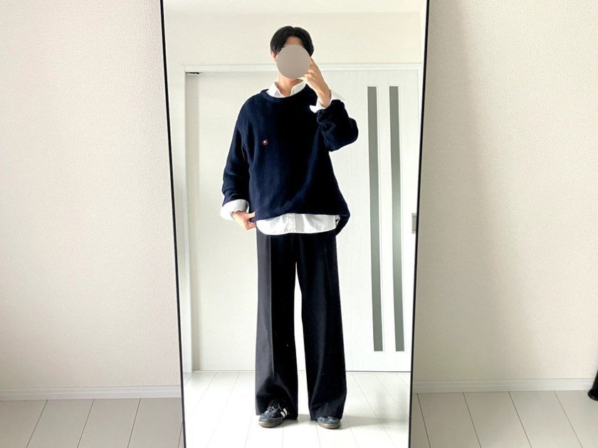 水曜:ニット×白シャツレイヤー×VALAADOスラックスの通勤コーデ