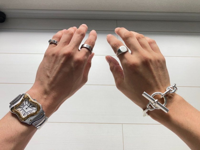 左手にLAPHONT Laurent、右手にエルメスのシェーヌダンクルを着けた両腕スタイリング