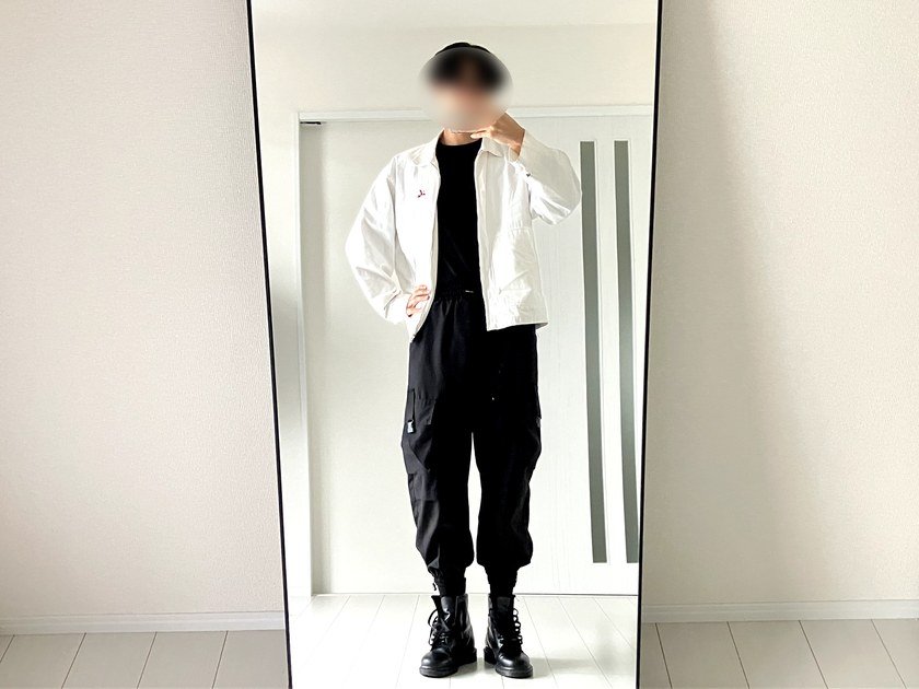 春のYラインシルエットコーデ|白ジャケットに黒の細身カーゴとブーツを合わせた182cmの着用例
