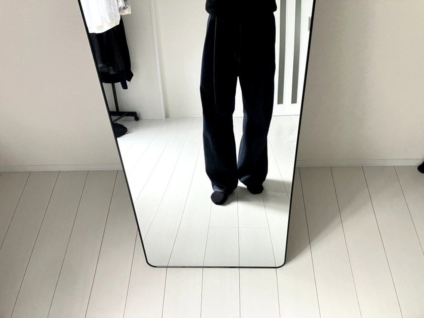 全身鏡でワイドパンツの丈とシルエットを確認している様子