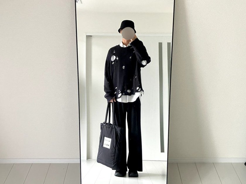 白シャツと黒のダメージニットのモノトーンで秋らしさを出した高身長メンズのコーデ(182cm)