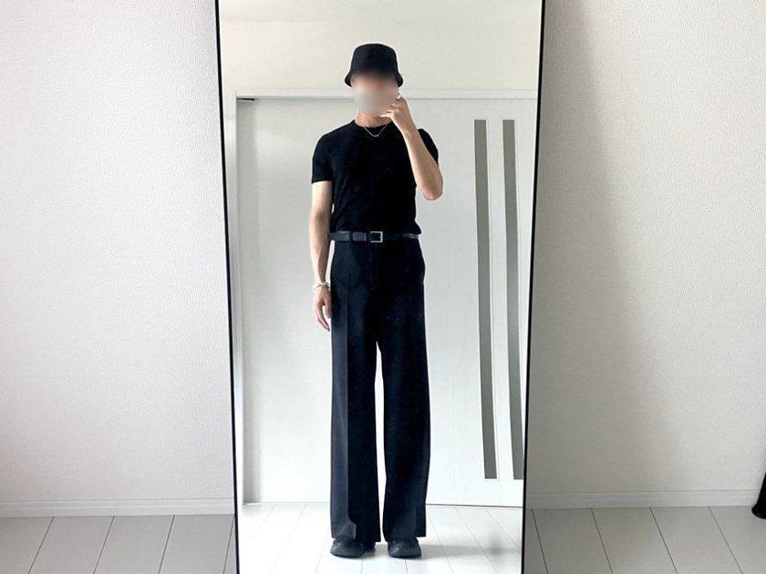 黒Tシャツをタックインし黒のワイドスラックスを合わせた182cmのオールブラックコーデ