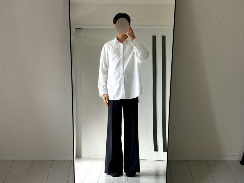 Graphpaperの白シャツを着た男性