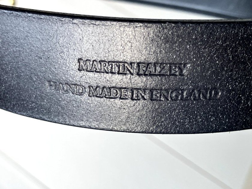 ベルト裏のMARTIN FAIZEY HAND MADE IN ENGLANDの刻印