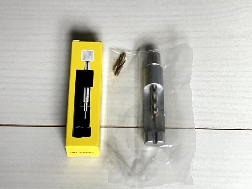 コマ詰めに使うバンド万力とピン抜き棒