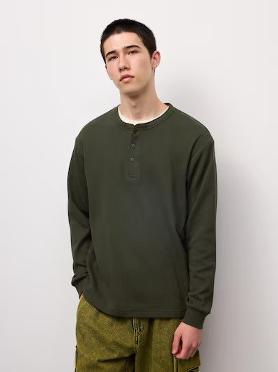 GU ウォームワッフルヘンリーネックT（ダークグリーン）を着たモデル（GU公式より）