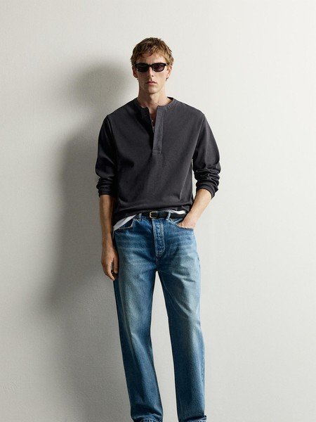 ZARA コンパクトリブ ヘンリーネックTを着たモデル（ZARA公式より）