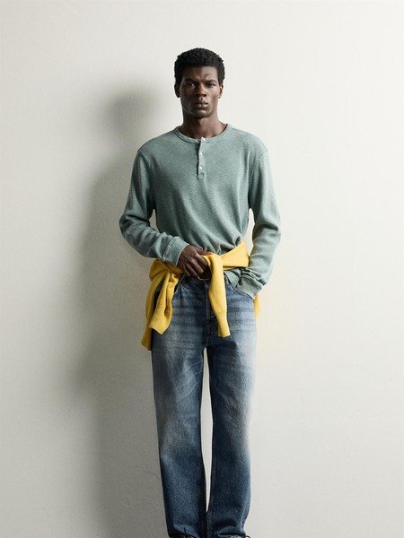 ZARA リラックスフィット ヘンリーネックT（長袖）を着たモデル（ZARA公式より）