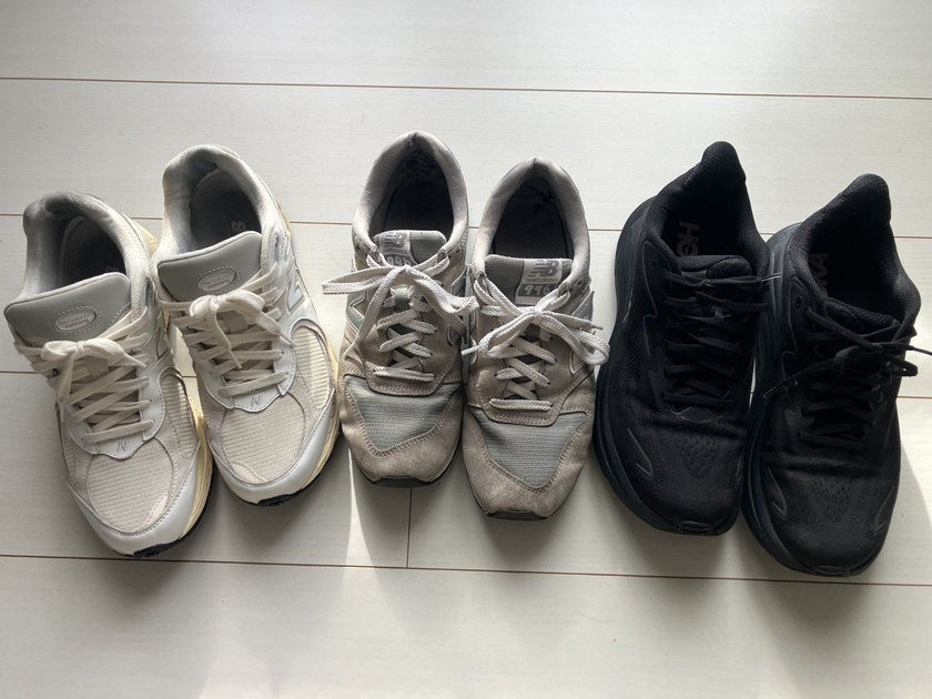 私が履いているニューバランス2002R(白)・996(グレー)・ホカ クリフトン10(黒)。どれも27.5cm